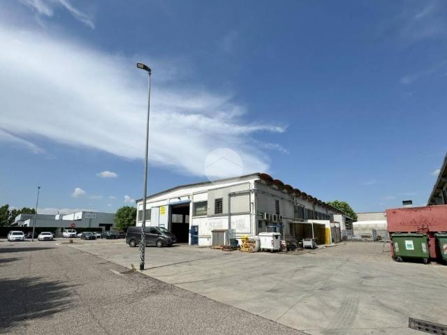 Locale Commerciale in affitto a Porto Mantovano, Lombardia