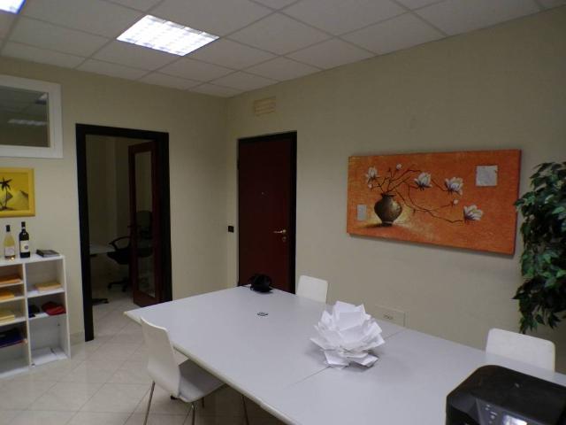 Locale Commerciale in affitto a Sant'Antonio, Porto Mantovano