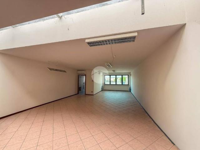 Locale Commerciale in affitto a Sant'Antonio, Porto Mantovano