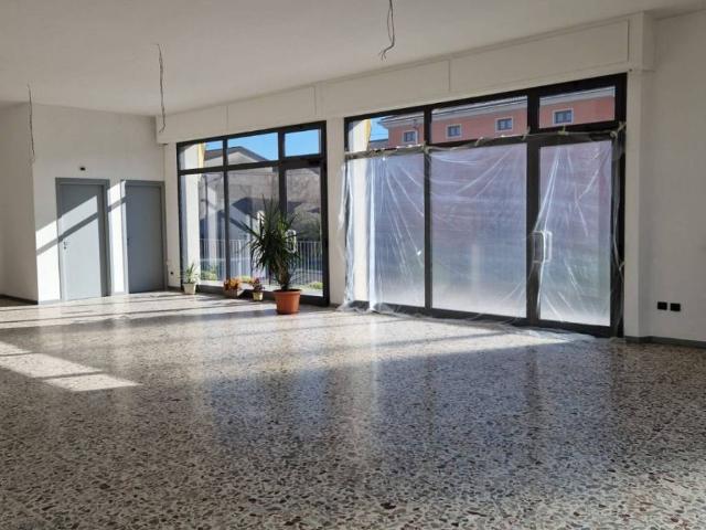 Locale Commerciale in affitto a Porto Mantovano, Lombardia