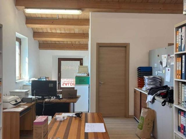 Locale Commerciale in affitto a Marche, Macerata