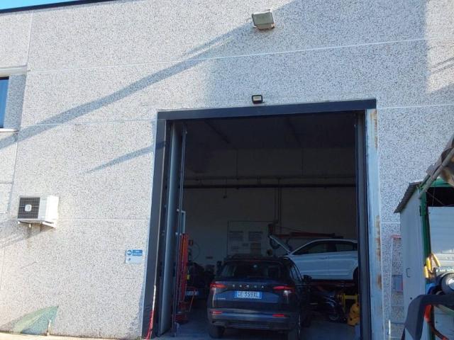 Locale Commerciale in affitto a Marche, Macerata