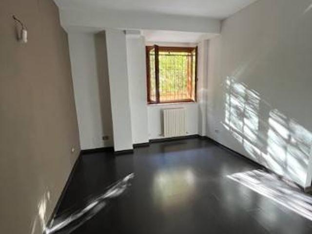 Locale Commerciale in affitto a Marche, Fermo