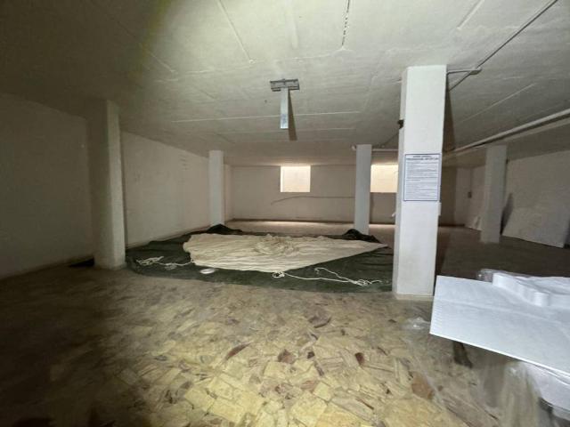 Locale Commerciale in affitto a Marche, Fermo