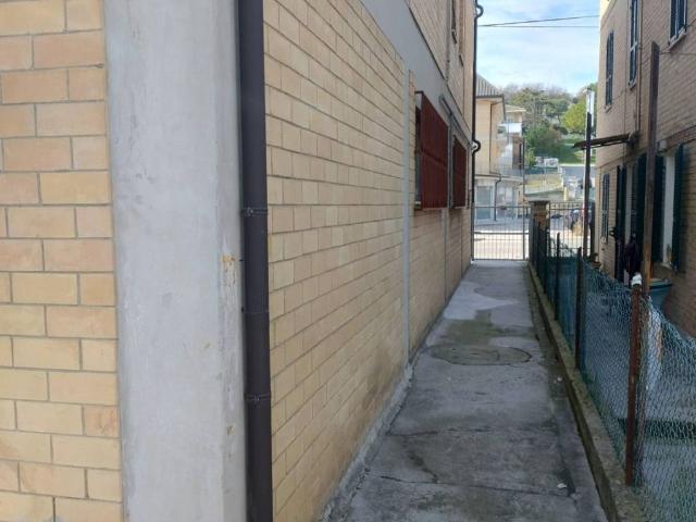 Locale Commerciale in affitto a Marche, Fermo