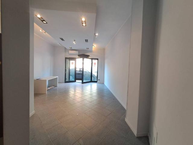 Locale Commerciale in affitto a Marche, Fermo