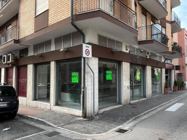 Locale Commerciale in affitto a Marche, Fermo