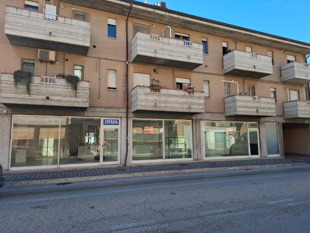 Locale Commerciale in affitto a Centro, Marche