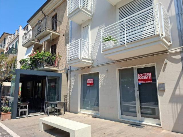 Locale Commerciale in affitto a Centro, Marche