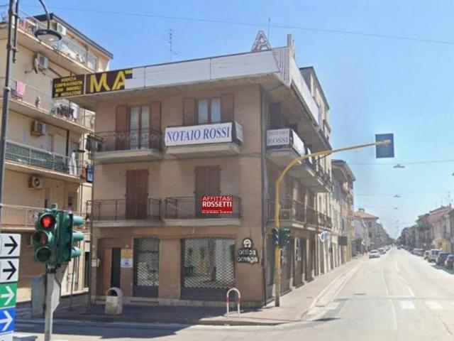 Locale Commerciale in affitto a Centro, Marche