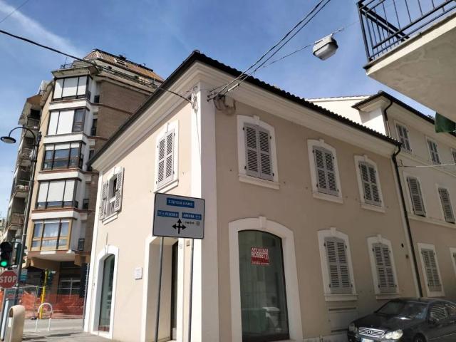 Locale Commerciale in affitto a Centro, Marche