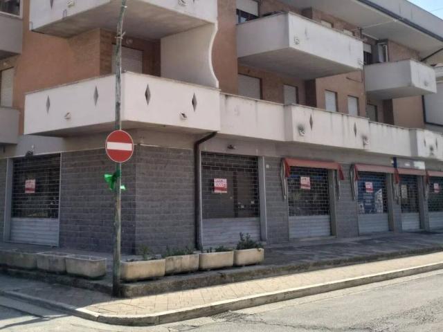 Locale Commerciale in affitto a Faleriense, Marche