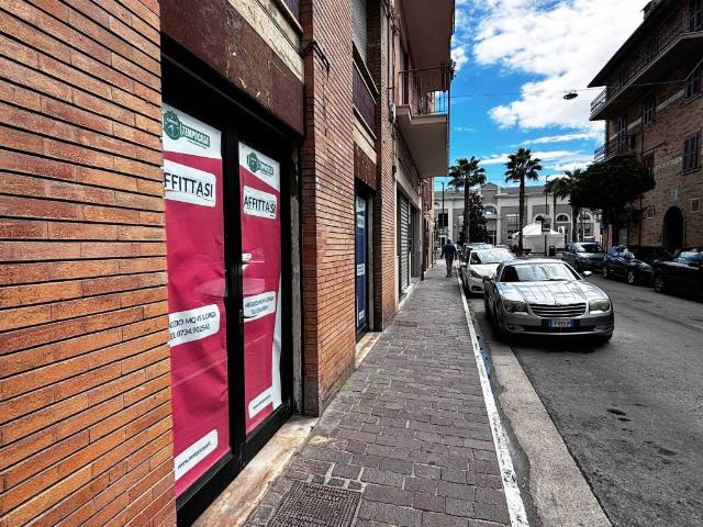 Locale Commerciale in affitto a Centro, Marche