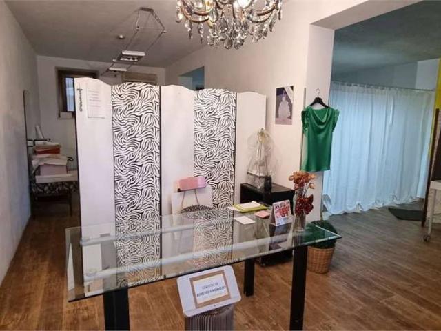 Locale Commerciale in affitto a Centro, Marche