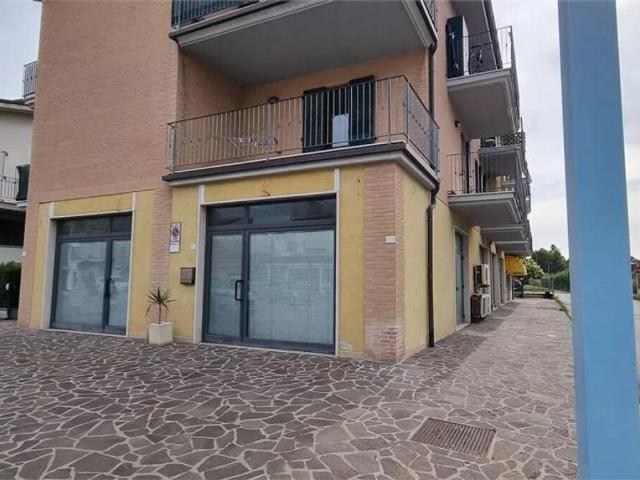 Locale Commerciale in affitto a Faleriense, Marche