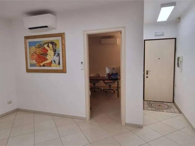 Locale Commerciale in affitto a Centro, Marche