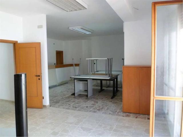 Locale Commerciale in affitto a Faleriense, Marche