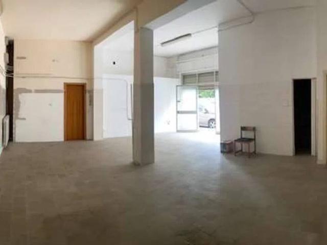 Locale Commerciale in affitto a Faleriense, Marche