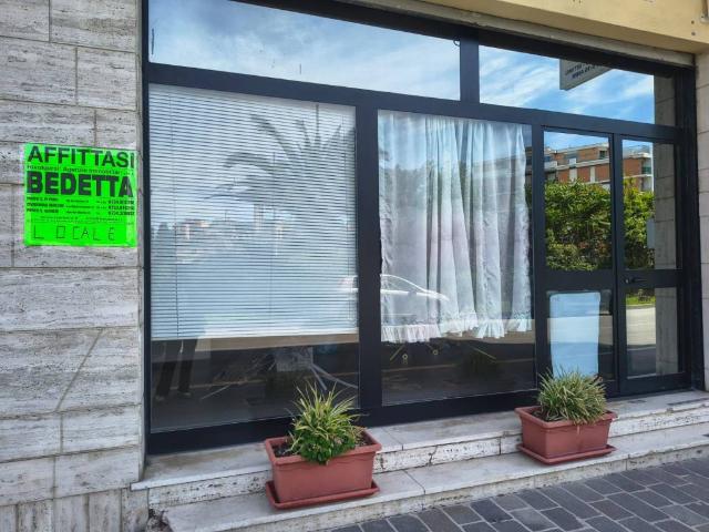 Locale Commerciale in affitto a Centro, Marche