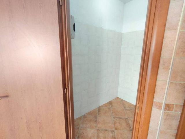 Locale Commerciale in affitto a Centro, Marche