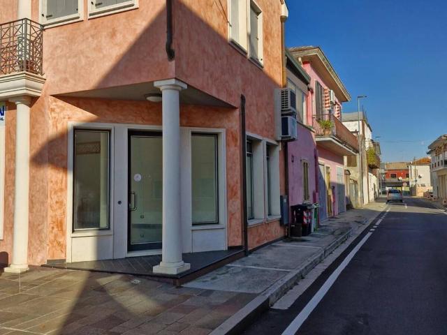 Locale Commerciale in affitto a Porto Viro, Veneto