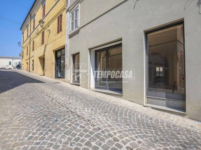 Locale Commerciale in affitto a Marche, Macerata