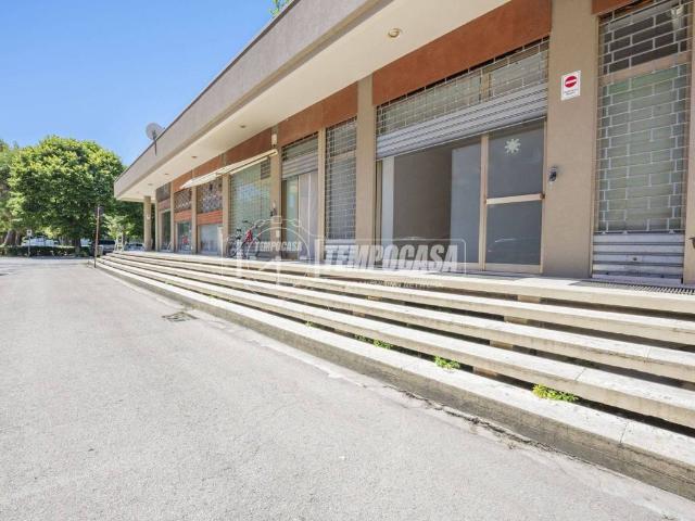 Locale Commerciale in affitto a Marche, Macerata