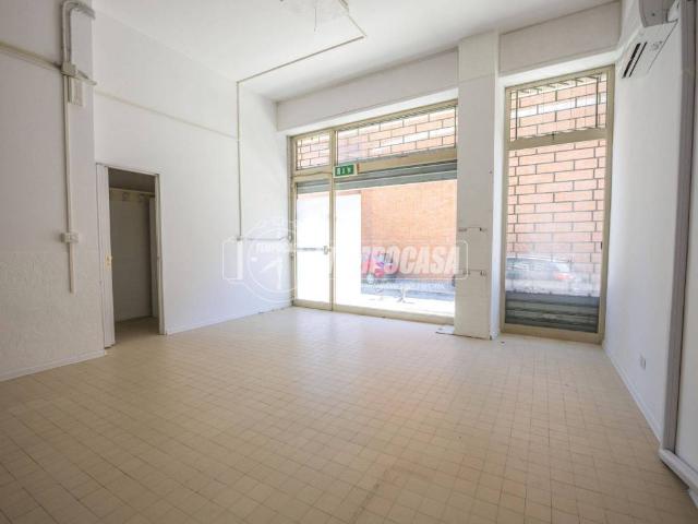 Locale Commerciale in affitto a Marche, Macerata
