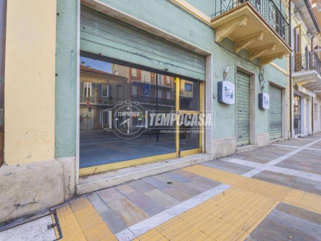 Locale Commerciale in affitto a Marche, Macerata
