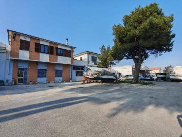 Locale Commerciale in affitto a Marche, Macerata