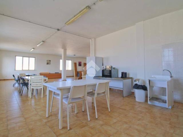 Locale Commerciale in affitto a Marche, Macerata
