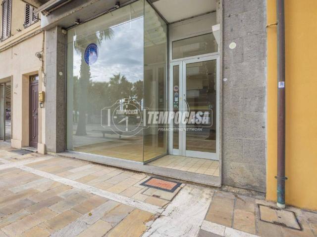 Locale Commerciale in affitto a Marche, Macerata