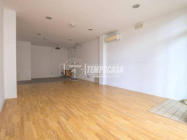 Locale Commerciale in affitto a Marche, Macerata