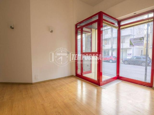 Locale Commerciale in affitto a Marche, Macerata