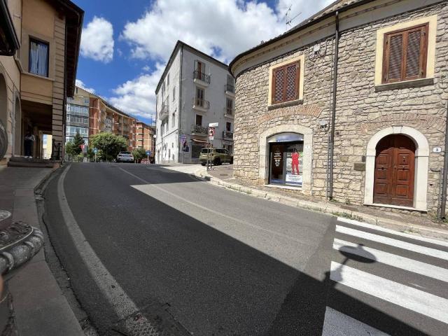 Locale Commerciale in affitto a Montereale, Potenza