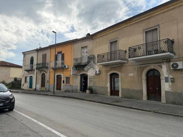 Locale Commerciale in affitto a Pozzilli, Molise