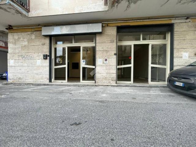 Locale Commerciale in affitto a Rione Ortodonico, Pozzuoli