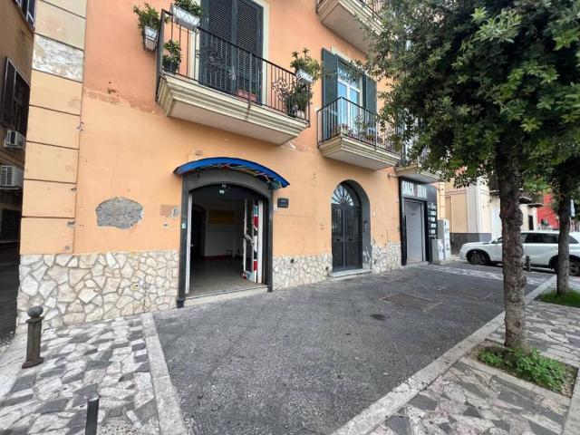 Locale Commerciale in affitto a Rione Ortodonico, Pozzuoli