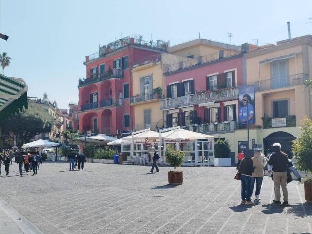 Locale Commerciale in affitto a Rione Ortodonico, Pozzuoli