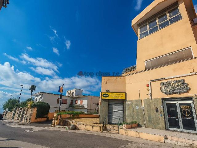 Locale Commerciale in affitto a Pisciarelli, Pozzuoli