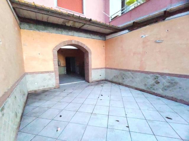 Locale Commerciale in affitto a Pozzuoli, Campania