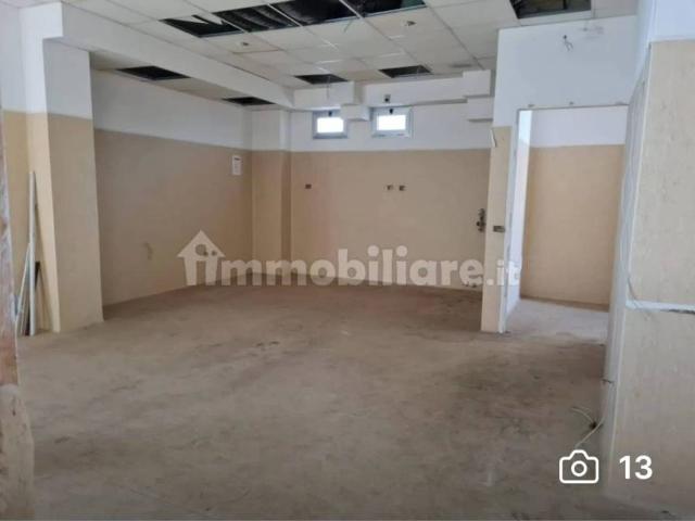 Locale Commerciale in affitto a Pozzuoli, Campania