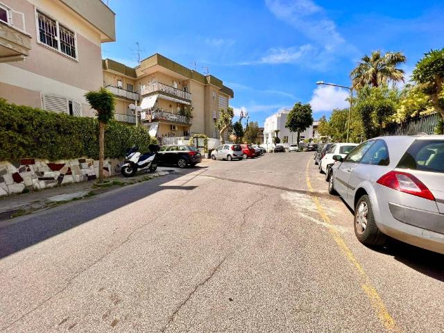 Locale Commerciale in affitto a Pozzuoli, Campania