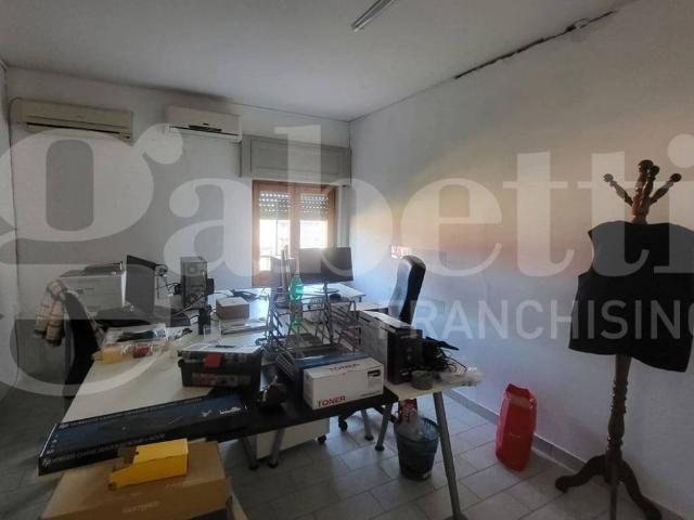 Locale Commerciale in affitto a Pisciarelli, Pozzuoli