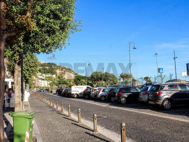 Locale Commerciale in affitto a Rione Ortodonico, Pozzuoli