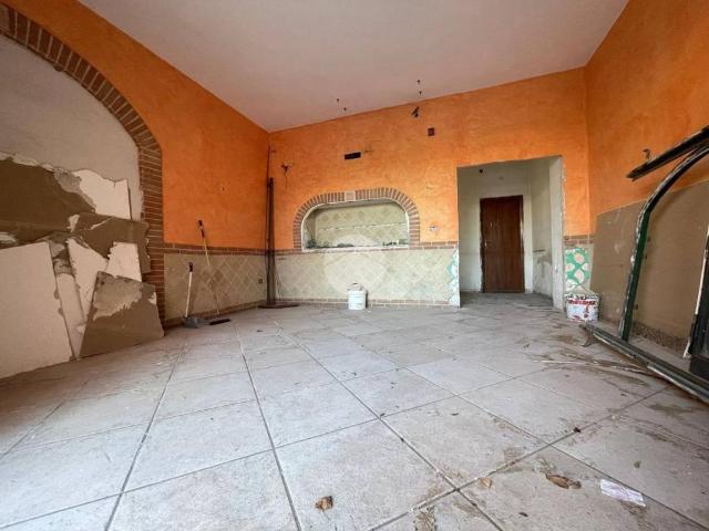 Locale Commerciale in affitto a Pozzuoli, Campania