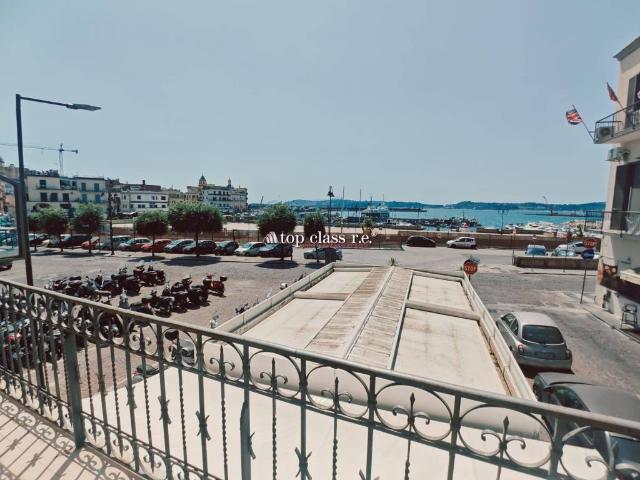 Locale Commerciale in affitto a Rione Bognar, Pozzuoli