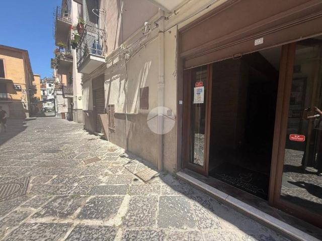 Locale Commerciale in affitto a Rione Bognar, Pozzuoli
