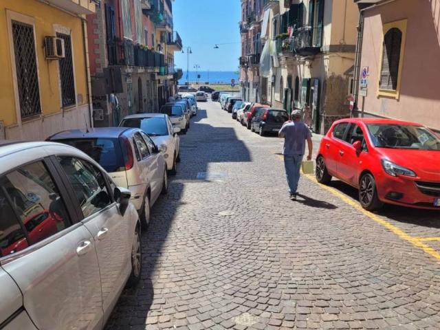 Locale Commerciale in affitto a Rione Ortodonico, Pozzuoli