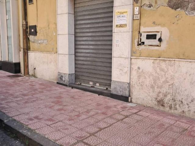 Locale Commerciale in affitto a Rione Bognar, Pozzuoli